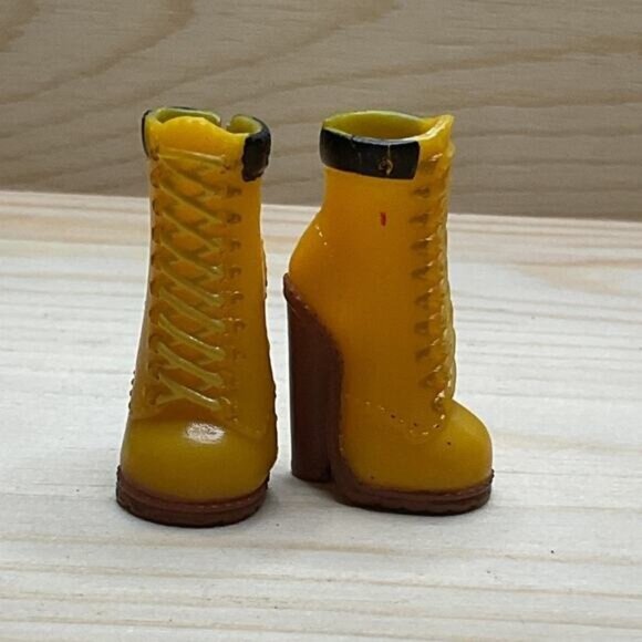 2021 MGA LOL OMG Busy B.B Bb Doll Shoes Heels Yellow Work Boots - Picture 3 of 6